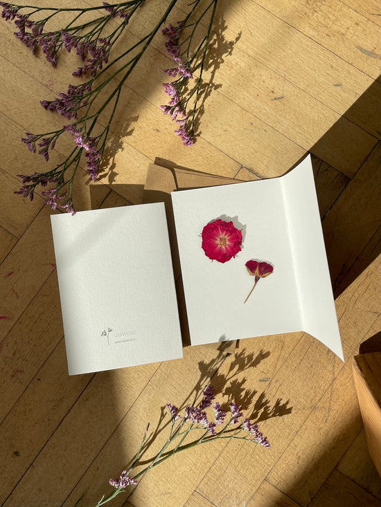 Grußkarte mit gepressten Rosen