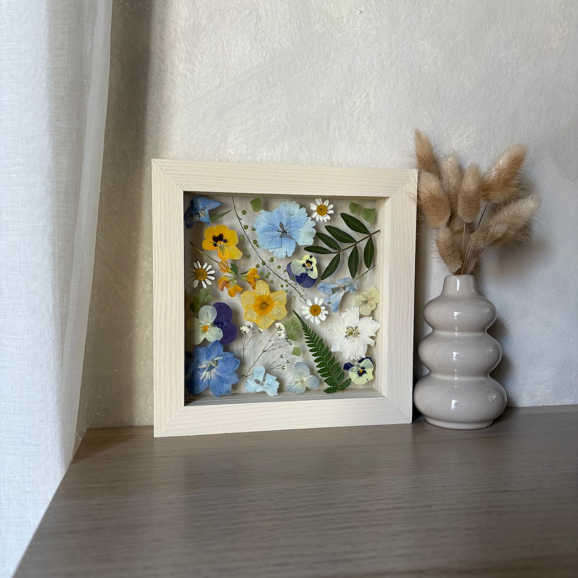 Blüten segeln über den Himmel