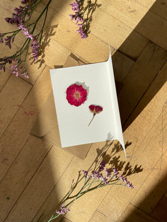 Grußkarte mit gepressten Rosen